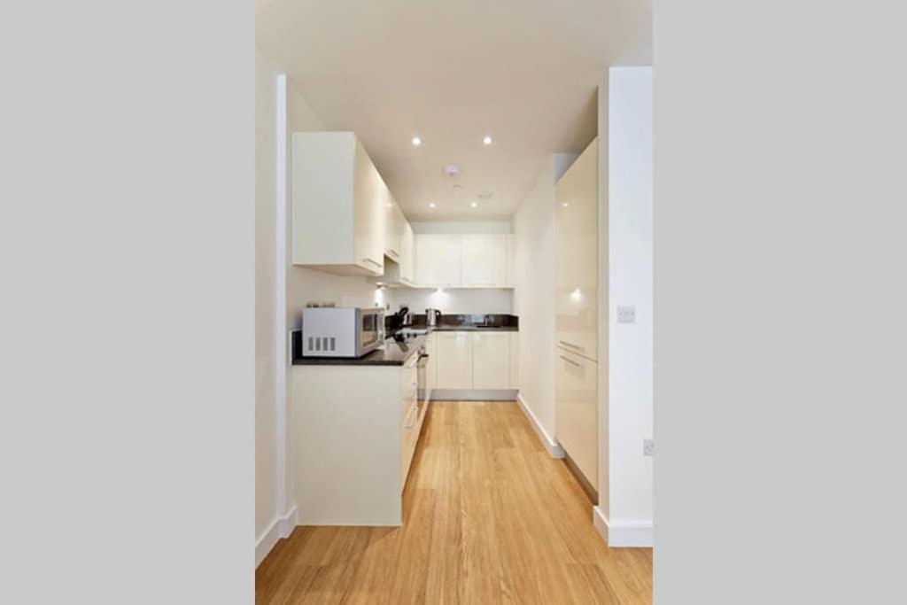 Modern Apartment At Slough Station, London In 18 Mins! Exterior photo